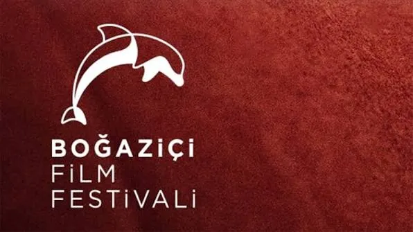 Koyu kırmızımsı kahverengi dokulu bir arka plan üzerinde, beyaz stilize iki yunus figürünün oluşturduğu dairenin altında, beyaz büyük harflerle Boğaziçi Film Festivali yazan logo, 14. Boğaziçi Film Festivali için yarışma başvurularının devam ettiğini anımsatıyor.
