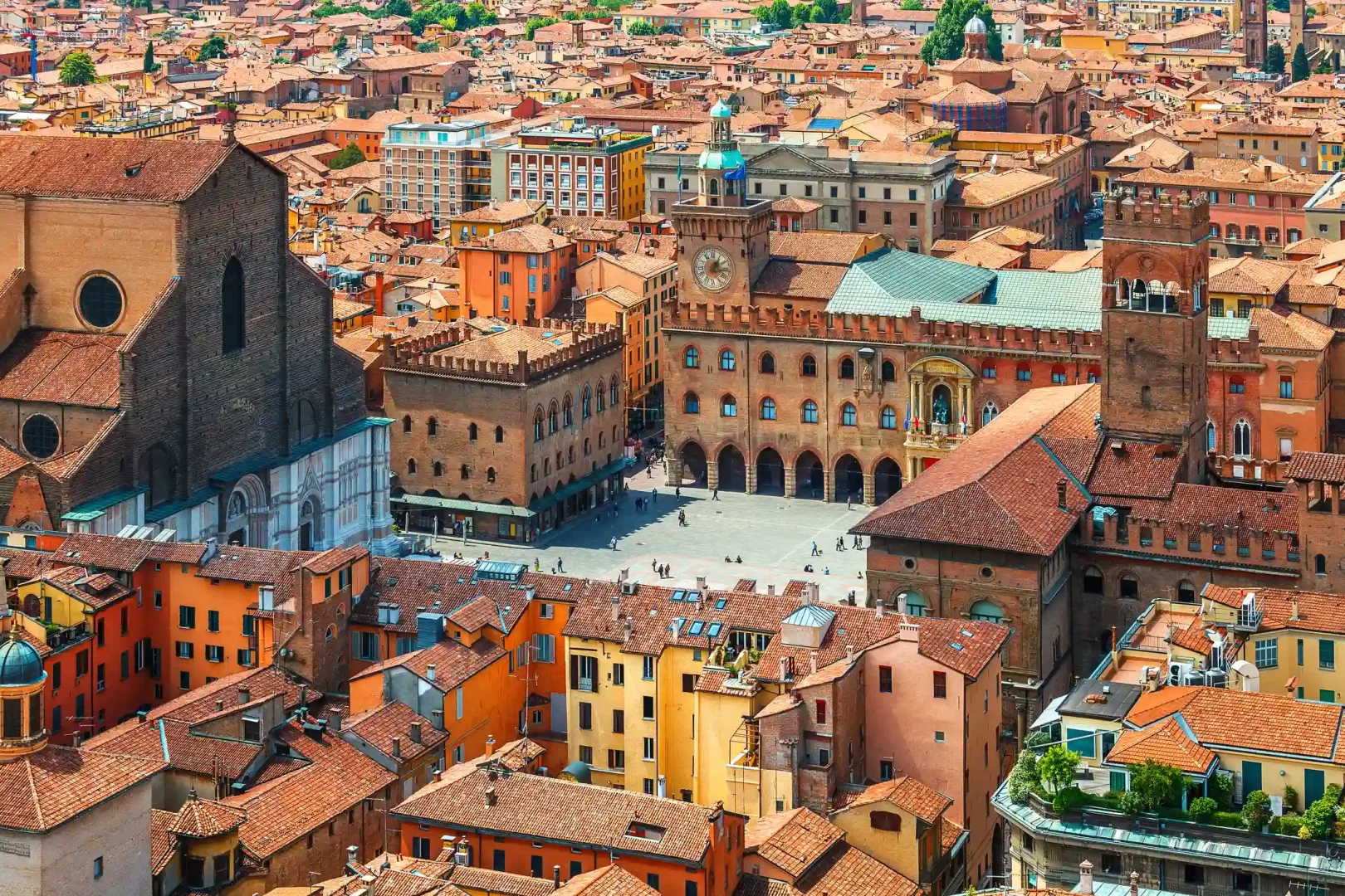 Yüksek bir açıdan çekilmiş bu fotoğraf, Bologna'nın tarihi merkezini, kırmızı kiremitli çatılarla kaplı yoğun binalarını, kalabalık Maggiore Meydanı'nı, San Petronio Bazilikası'nı ve saat kulesi olan Palazzo d'Accursio'yu kuşbakışı gözler önüne seriyor.