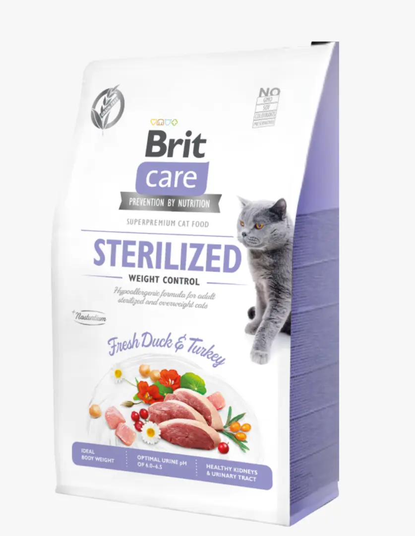 Brit Care Sterilised Weight Control kedi maması paketinin beyaz ve mor renkli ön yüzünde, sağ kenarından çıkan meraklı gri bir kedi ile kısırlaştırılmış ve aşırı kilolu kediler için ideal vücut ağırlığını destekleyen taze ördek ve hindi etlerinin gösterildiği iştah açıcı bir tabak görseli yer alıyor.