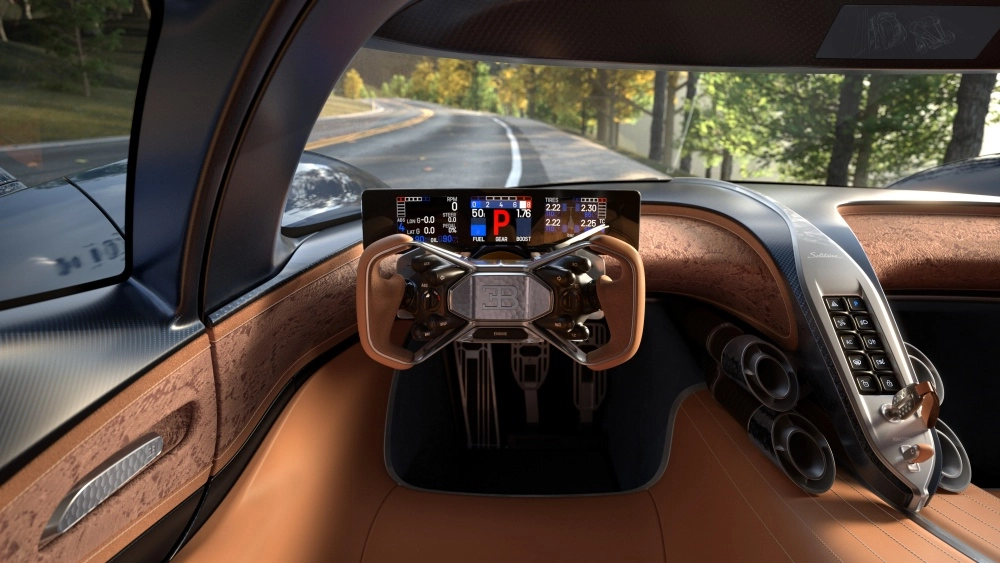 Bugatti Derstrier hiper otomobilin sürücü koltuğundan bakıldığında, kahverengi deri kaplamalar ve karbon fiber detaylarla zenginleştirilmiş lüks iç mekan tasarımı, özgün direksiyon simidi ve gelişmiş dijital gösterge paneli, ön camdan görünen virajlı orman yoluyla birlikte etkileyici bir sürüş deneyimi vadediyor.