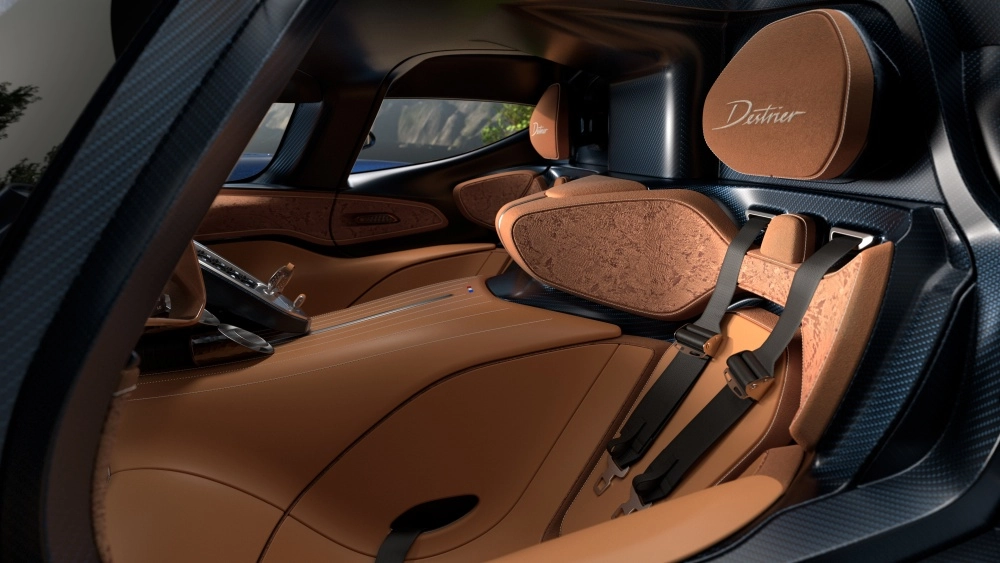 Bugatti D'Estrier hiper otomobilin kahverengi deri ve karbon fiber detaylarla zenginleştirilmiş, oymalı desenli özel tasarım koltuklara ve emniyet kemerlerine sahip lüks iç mekanı, sofistike ve sportif atmosferi vurguluyor.