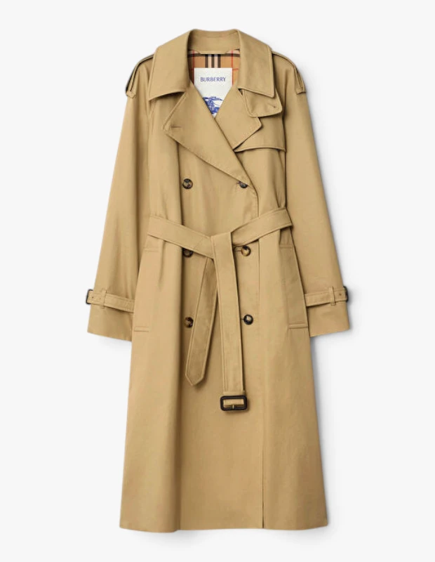 Marka Adı: Burberry
Ürün Adı: Burberry Kadın Uzun Castleford Bej Pamuklu Trençkot
Ürün Cinsiyeti: Kadın
Ürün Tipi: Trençkot
Ürün Sezonsallığı: İlkbahar/Sonbahar
Ürün Çeşidi: Klasik
Ürün Özellikleri: Burberry markasına ait bu ikonik bej trençkot, pamuklu kumaş yapısıyla hem şık hem de konforlu bir kullanım sunar. Çift sıra düğmeli ön kapaması, geniş ve sivri yakalı tasarımı, omuz apoletleri ve kol ağzındaki ayarlanabilir tokalı kayış detaylarıyla zamansız bir stile sahiptir. Bele oturabilen ve bağlama şekliyle kişiselleştirilebilen kemer detayı bulunur. Diz altı uzunluğundaki kesimi ve yaka iç kısmında belirginleşen markanın karakteristik ekose astarı, ürüne sofistike ve ayırt edici bir hava katar.
Öne Çıkan Detaylar:
- İç yakada görünen ikonik Burberry ekose astar deseni
- Pamuklu kumaş yapısı ve bej rengi
- Klasik çift sıra düğmeli ve kemerli tasarım
Kimler Kullanıyor?: Zamansız parçaları gardırobunun temelini oluşturan, sofistike ve şehirli bir tarza sahip kişiler için tasarlanmıştır. Parizyen stilinin sade ama etkileyici şıklığını günlük yaşamına taşımayı seven, hem resmi hem de rahat kombinlerinde kaliteden ödün vermeyenler bu trençkotu vazgeçilmez bir tamamlayıcı olarak benimseyecektir.