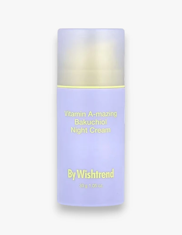 Uzun, soluk lavanta renginde, üzerinde açık sarı renkte Vitamin A-mazing Bakuchiol Night Cream ve By Wishtrend yazıları bulunan, 30 gramlık gece kremi şişesi, temiz beyaz bir zeminde ürünün yaşlanma karşıtı özelliklerini ön plana çıkarıyor.