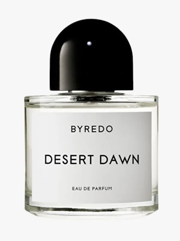 Marka Adı: Byredo
Ürün Adı: Byredo Erkek Desert Dawn Eau de Parfum
Ürün Cinsiyeti: Erkek
Ürün Tipi: Parfüm
Ürün Sezonsallığı: Sonbahar
Ürün Çeşidi: Parfüm
Ürün Özellikleri: Şeffaf cam şişesi ve ikonik siyah yuvarlak kapağıyla minimalist ve şık bir tasarıma sahip Byredo Desert Dawn Eau de Parfum, sandal ağacı ve sıcak baharatların harmonik birleşimiyle yumuşak ama karakterli bir koku sunar. Bu Eau de Parfum formülü, tene oturan ve zamanla derinleşen odunsu ve baharatlı notalarıyla sofistike bir iz bırakır, sonbahar atmosferine mükemmel uyum sağlar.
Öne Çıkan Detaylar:
- Sandal ağacı ve sıcak baharatların eşlik ettiği yumuşak ama belirgin koku profili.
- Minimalist ve zarif, şeffaf cam şişe ile kontrast oluşturan ikonik siyah kapak tasarımı.
- Yüksek konsantrasyonlu Eau de Parfum formülü sayesinde uzun süreli kalıcılık ve derinlik.
Kimler Kullanıyor?: Kokusunda derinlik, karizma ve gizem arayanlar, çevresinde sessiz ama güçlü bir varlık hissi bırakmak isteyenler bu parfümü tercih edebilir. Gösterişten uzak, sofistike ve tenle bütünleşen, yaklaştıkça etkisini hissettiren bir imza arayanlar için idealdir. Stiline karanlık tonları ve rafine hatları yansıtan, hem günlük yaşamda hem de özel anlarda etkileyici bir duruş sergilemek isteyenler için bu koku vazgeçilmez bir tamamlayıcıdır.