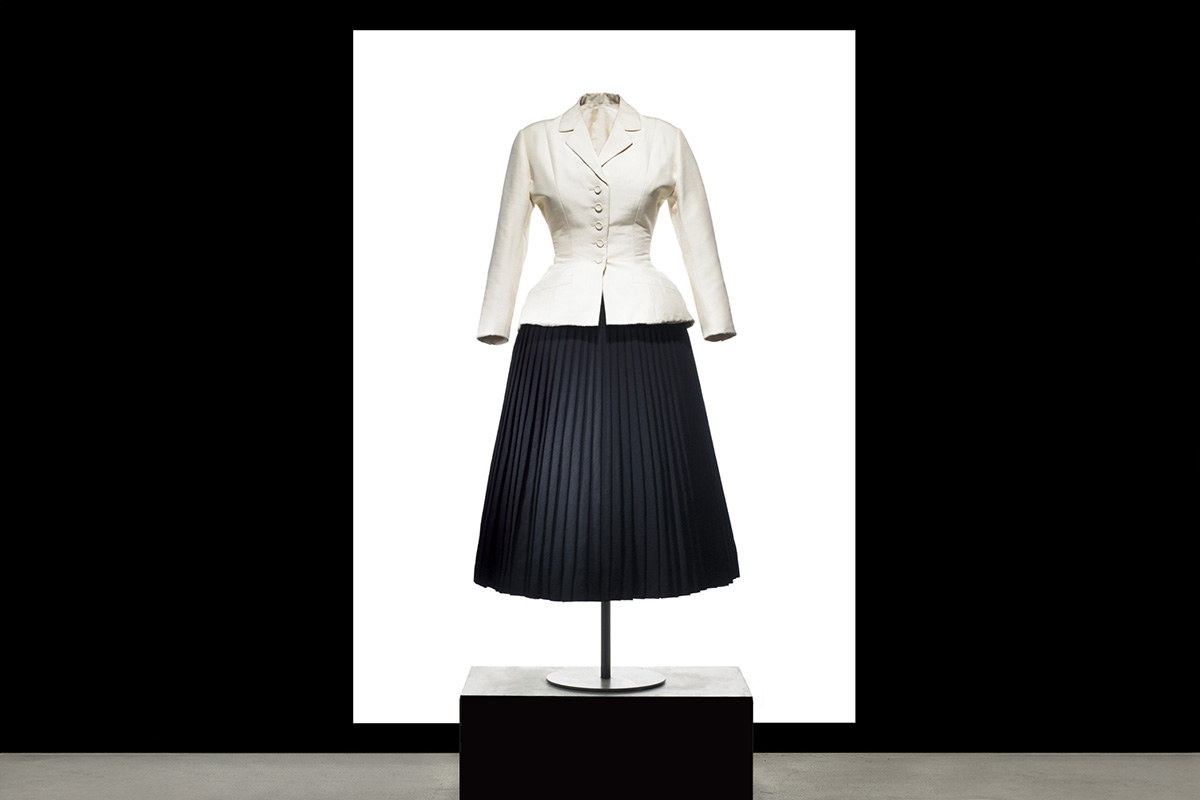Bir Elbise Ne Zaman Heykele Dönüşür? SFMOMA’da Dior’dan McQueen’e Uzanan Bir Moda Sergisi