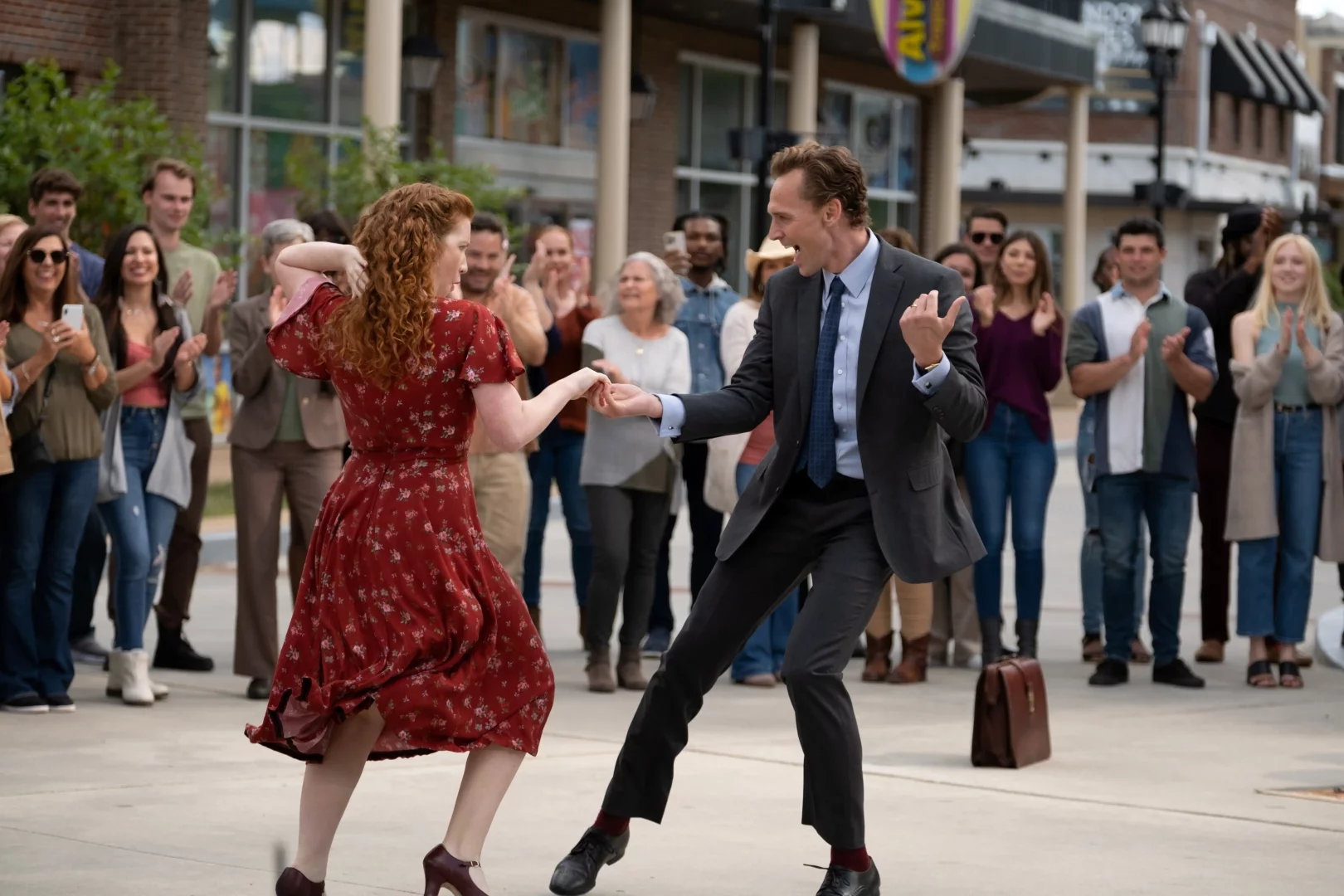 Hayatımın Şarkısı filminden neşeli bir sahnede, Paul Rudd’ın canlandırdığı karakter ile kırmızı elbiseli bir kadın, alkışlayan kalabalık arasında enerjik bir şekilde dans ederken müziğin birleştirici gücünü ve filmin tatlı komedi atmosferini yansıtıyor.