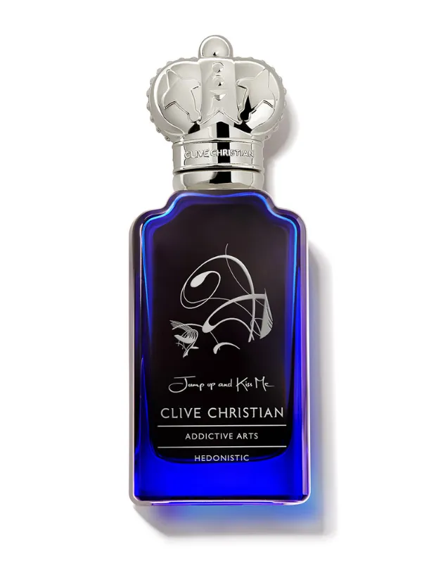 Koyu elektrik mavisi rengindeki, üstünde gümüş taç şeklinde bir kapak bulunan ve üzerinde Jump up and Kiss Me, Clive Christian ile Hedonistic yazılı lüks parfüm şişesi beyaz bir zeminde dikkat çekici bir şekilde sergileniyor.