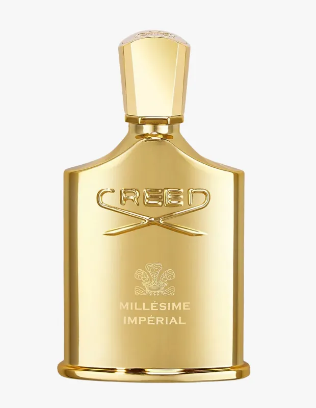 Altın rengi parlak, karakteristik bir şekle ve köşeli altın kapağa sahip Creed Millesime Imperial parfüm şişesi, üzerinde büyük harflerle CREED yazısı ve altında kabartmalı arma ile Millesime Imperial ibaresi barındırarak lüks ve zarif bir görünüm sunuyor.