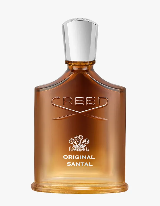 Amber rengi cam şişenin üst kısmı opak kahverengiden alta doğru şeffafaşırken, parlak gümüş kapağıyla tamamlanan bu lüks Creed Original Santal parfüm şişesinde, ön yüzünde CREED kabartması ve hemen altında markanın armasıyla birlikte ORIGINAL SANTAL yazısı net bir şekilde görülüyor.