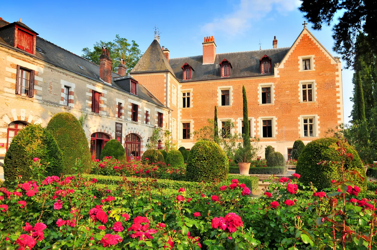 Leonardo da Vinci'nin son ikametgahı olan Clos Lucé Evi, yemyeşil kırmızı gül bahçeleri ve özenle budanmış çalılarla çevrili, tuğla ve açık renkli taş duvarlara sahip zarif tarihi mimarisiyle gün batımının sıcak ışıkları altında göz kamaştırıyor.