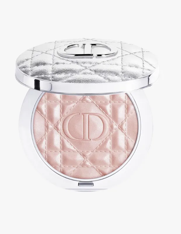 Gümüş kapaklı, kapitone desenli ve ortasında belirgin CD logosu bulunan yuvarlak Dior Forever Glow aydınlatıcı kompaktı, içinde yine kapitone deseni ve CD logosuyla zarifçe işlenmiş, şeftali tonlarında parlak bir pudra sunuyor.