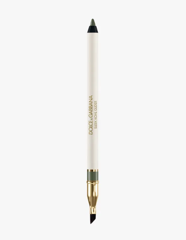 Dolce & Gabbana markalı, Sleek Kohl Glider yazılı, bir ucu koyu yeşil göz kalemi ucu diğer ucu ise altın rengi detaylı açılı fırça ucu olan, beyaz renkli, profesyonel görünümlü bir makyaj kalemi.