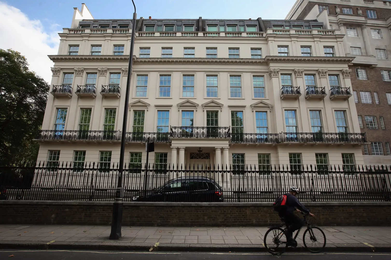 Londra'nın Knightsbridge bölgesinde yer alan, açık renkli görkemli bir şehir malikânesi olan 2-8a Rutland Gate, önündeki demir parmaklıklar, kaldırım ve kaldırımda bisiklet süren bir kişiyle birlikte dünyanın en pahalı evleri arasında dikkat çekici bir örneği sergiliyor.