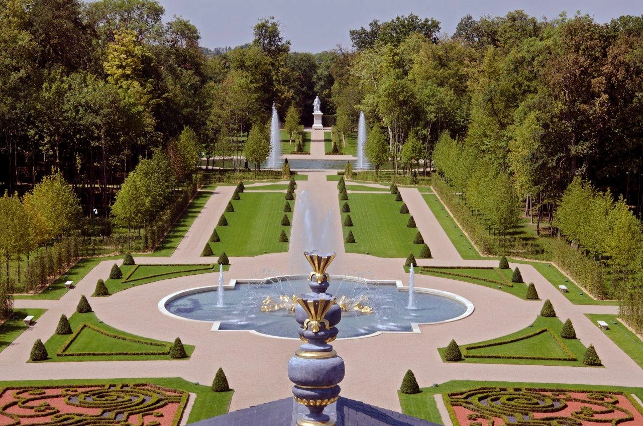 Louveciennes'teki Château Louis XIV'ün göz alıcı bahçesi, altın detaylı fıskiyelerin, kusursuz biçimde budanmış çitlerin ve heykellerle süslü uzun bir aksın yer aldığı, dünyanın en pahalı evlerinden birine yakışır görkemli bir klasik Fransız tasarımı sergiliyor.