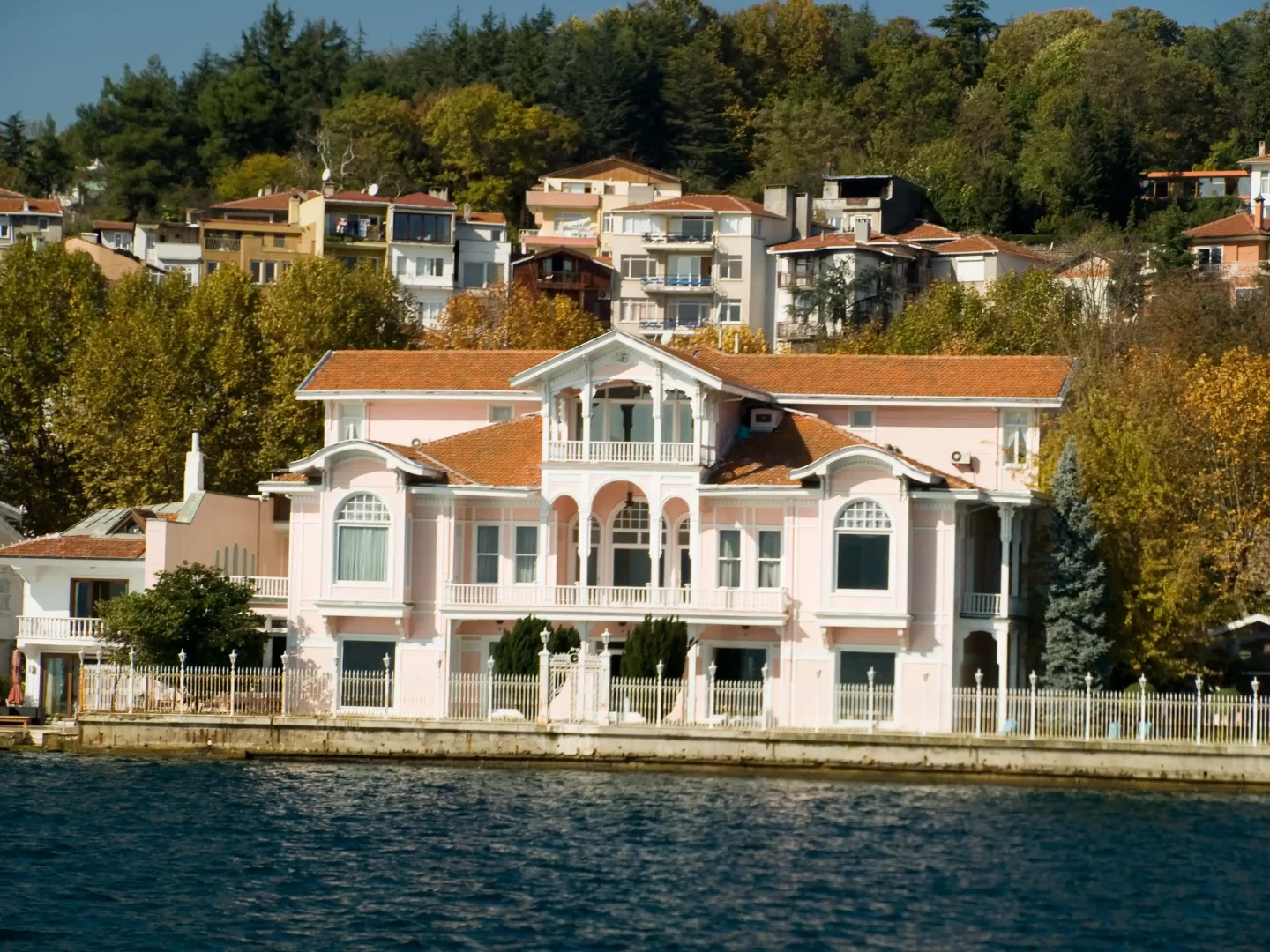 Boğaz'ın berrak sularına nazır, pembe rengi ve beyaz işlemeli balkonlarıyla dikkat çeken dört katlı Erbilgin Yalısı, ardındaki yeşil tepeler ve yerleşim yerleriyle, dünyanın en pahalı evleri listesinde anılan lüks konutlardan biri olarak göze çarpıyor.