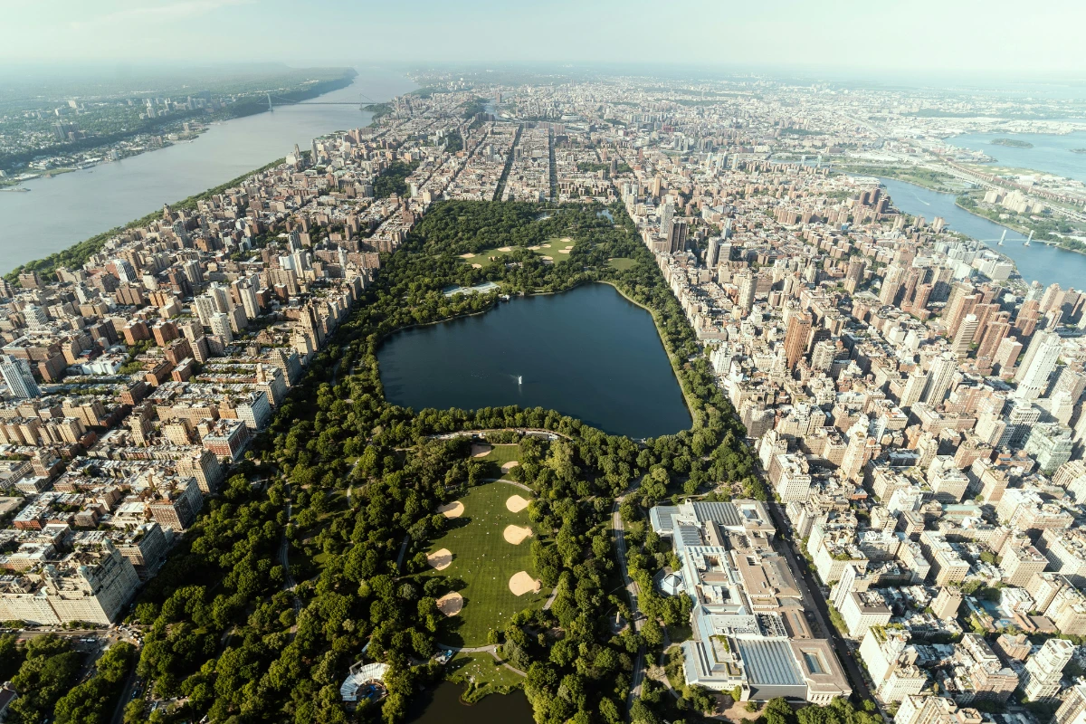 New York'un Central Park'ının kuşbakışı görüntüsü, ortasındaki büyük gölü, yeşil alanları ve onu çevreleyen Manhattan'ın yoğun gökdelenlerini gözler önüne sererek dünyanın en pahalı evlerinin konumlandığı lüks konut piyasasının kalbindeki eşsiz yaşamı sergiliyor.