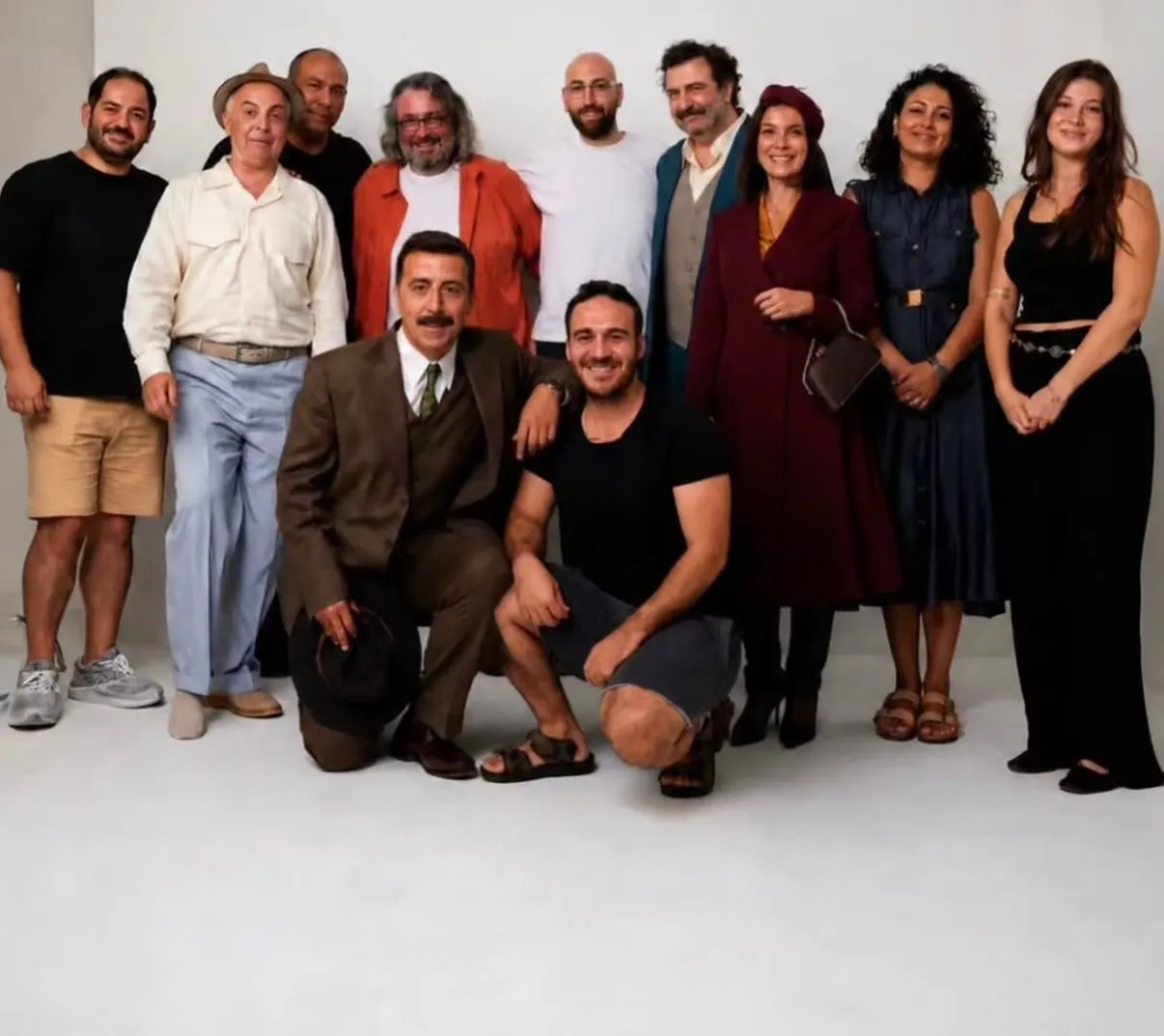 Ahmet Sami Özbudak'ın yazdığı Düş Payı tiyatro oyununun oyuncu kadrosu ve yaratıcı ekibi, Sait Faik Abasıyanık ve Orhan Kemal gibi edebiyat figürlerini canlandıran oyuncuların tarihi kostümleriyle dikkat çektiği bu grup fotoğrafında bir araya geliyor, sahnede dostluk ve edebiyat ekseninde buluşan bu iki yazarın dünyasını yansıtıyor.