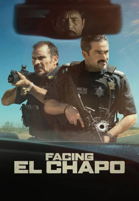 Facing El Chapo filminin aksiyon dolu afişinde, çöle benzer bir arazide duran iki bıyıklı adam, siyah taktik yelekler ve tüfeklerle kararlı bir ifadeyle ileriye bakıyor; sağdaki memurun yeleğinde mermi deliği efekti dikkat çekerken, aracın dikiz aynasında görünen üçüncü bir adamın gizemli yüzü gerilimi artırıyor ve afişin alt kısmında büyük harflerle FACING EL CHAPO yazısı yer alıyor.