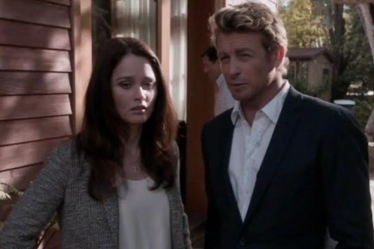 The Mentalist dizisinden tanınan, uzun koyu renk saçlı, yüzünde endişeli bir ifadeyle hafifçe aşağı bakan bir kadın ve açık renk gömleği ile koyu renk takım elbisesiyle, sarı dalgalı saçlı, hafifçe tebessüm eden, düşünceli bir duruşa sahip bir adam, dizinin atmosferine uygun, ahşap dış cepheli bir evin önünde yan yana duruyor.