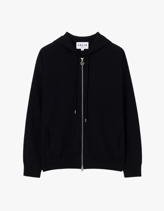 Siyah, tam fermuarlı ve kapüşonlu, belirgin dokulu kumaşıyla dikkat çeken, SOLID markalı etiketine sahip bu modern erkek sweatshirt, genel bir erkek sweatshirt rehberi içerisinde tarz ve detaylara ışık tutuyor.