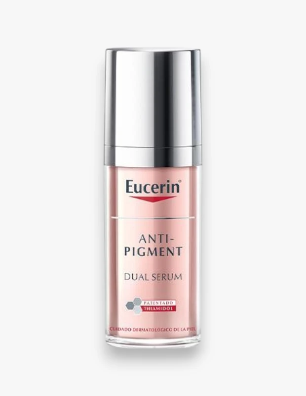 Eucerin Anti-Pigment Dual Serum şişesi, beyaz arka planda dikey olarak konumlanmış, gümüş renkli pompası ve pembe tonlarındaki şeffaf gövdesiyle dikkat çekiyor; üzerinde büyük harflerle ANTI-PIGMENT DUAL SERUM yazısı ve patentli Thiamidol ibaresi bulunan bu ürün, ciltteki pigment lekelerine karşı bakım sunan bir çözüm olarak öne çıkıyor.
