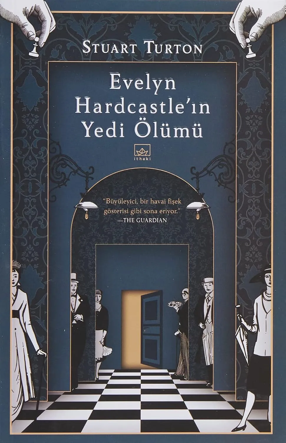 Stuart Turton'ın Evelyn Hardcastle'ın Yedi Ölümü adlı kitabının koyu mavi tonlarındaki bu gizemli kapağında, üst köşelerde satranç piyonu tutan zarif ellerle çevrelenmiş, siyah beyaz dama desenli bir zemine sahip, kapı aralıklarından çıkan şık giyimli birçok karakterin görüldüğü, hikayenin Evelyn Hardcastle'ın ölümü etrafındaki karmaşık olay örgüsünü yansıtan katmanlı bir malikane iç mekanı illüstrasyonu yer alıyor.
