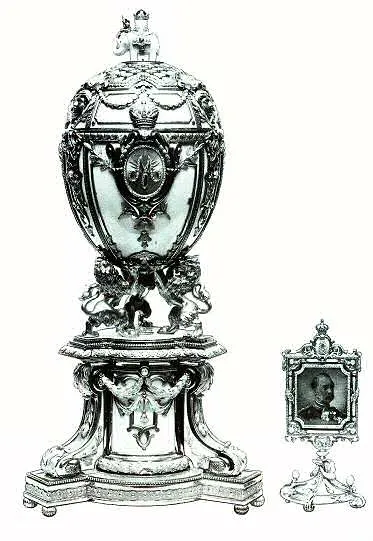 Gradyan tonlarda gösterilen bu Fabergé eseri, aslan figürleriyle desteklenen kaide üzerinde duran, taçlı bir figür ve detaylı oymalarla süslenmiş büyük bir yumurta ile sağda taçlı, işlemeli bir çerçeve içinde bıyıklı bir kraliyet mensubu portresini içeriyor; bu eşsiz eser, bahsedilen kayıp Danimarka Kraliyet yumurtalarından biri olarak, dönemin muhteşem zanaatkarlığını sergiliyor.