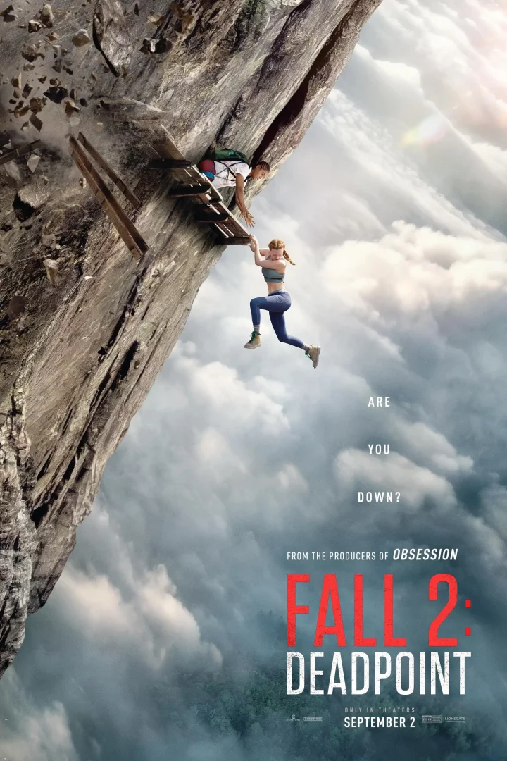 Fall 2 Ölümcül Tırmanış film afişinde, yıkılmaya yüz tutmuş dar bir ahşap platformdan sarkan genç kadının elini tutarak onu kurtarmaya çalışan bir adam, bulutların üzerindeki devasa bir uçurumun kenarında hayatta kalma mücadelesi verirken gerilimli bir an yaşanıyor.