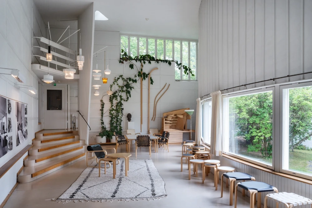Alvar Aalto'nun insan odaklı modern mimarisini yansıtan, beyaz duvarlar, zarif ahşap mobilyalar ve doğal ışıkla aydınlanan ferah iç mekanıyla dikkat çeken, aynı zamanda UNESCO Dünya Mirası Listesi'ne giren Aalto Eserleri'nden bir bölüm.