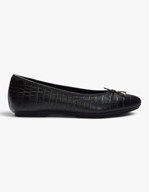 Marka Adı: FitFlop
Ürün Adı: FitFlop Kadın Delicato Crocodile Siyah Deri Balerin Babet
Ürün Cinsiyeti: Kadın
Ürün Tipi: Balerin Babet
Ürün Sezonsallığı: İlkbahar/Sonbahar
Ürün Çeşidi: Timsah Desenli Düz Ayakkabı
Ürün Özellikleri: FitFlop markasının bu siyah balerin babeti, yüzeyindeki timsah derisi kabartmalı dokusuyla öne çıkar. Deri malzemeden üretilmiş olup, ön kısmında zarif bir fiyonk detayı ve ortasında küçük metal bir aksesuar bulunur. Klasik yuvarlak burunlu silüeti, sade ve şık bir görünüm sunarken, düz tabanı rahat bir kullanım deneyimi sağlar.
Öne Çıkan Detaylar:
- Timsah kabartmalı şık deri dokusu
- Ön kısımda zarif fiyonk ve metal aksesuar detayı
- Klasik ve zamansız balerin babet silüeti
Kimler Kullanıyor?: Zamansız şıklığı ve konforu bir arada arayan, gardırobunda klasik parçalara yer veren, günlük stilinde zarafeti ve sadeliği ön planda tutan, özellikle Parizyen tarzın abartısız ama etkileyici estetiğini benimsemiş kadınlar için ideal bir seçimdir.