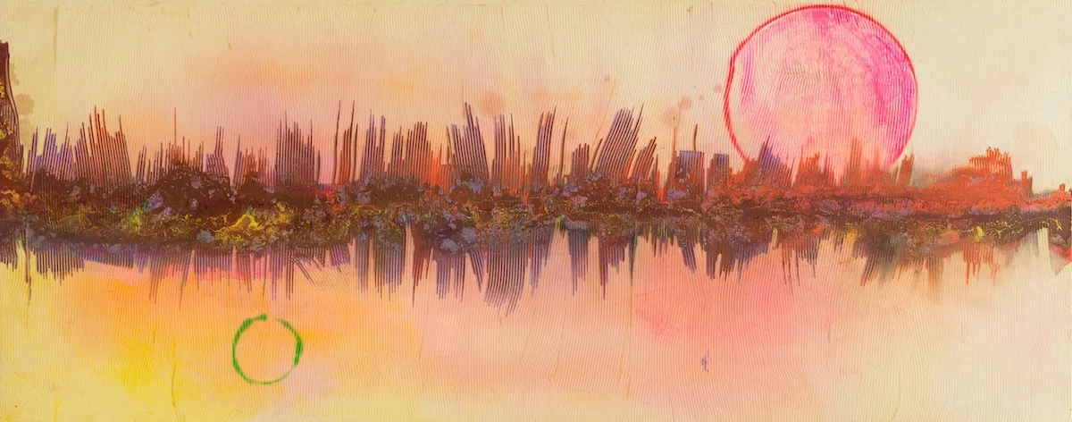 Frank Bowling'in Kitty adlı 2009 tarihli bu soyut eserinde, parlak pembe bir güneşin veya ayın önünde, turuncu ve mor tonlarında, dikey çizgilerle yansıtılmış gibi görünen, karmaşık detaylara sahip bir şehir silüeti kompozisyonu hakim; alt kısımda ise belirgin bir yeşil halka yer alıyor.
