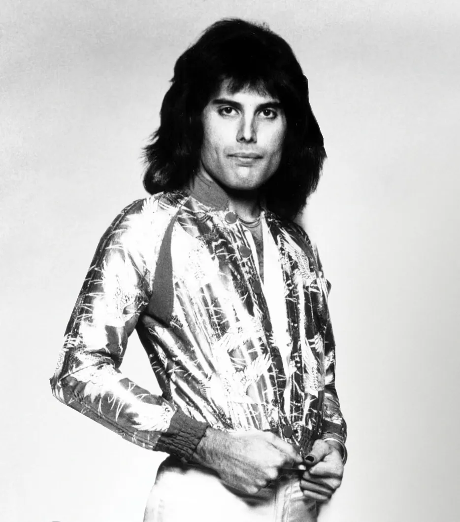 Freddie Mercury'nin hayatının 1975 yılındaki erken dönemlerinden bir kesiti sunan bu siyah beyaz fotoğrafta, uzun, dalgalı saçlarıyla parıldayan, desenli bir bomber ceket giymiş halde kameraya bakarken, tırnakları ojeli elleriyle ceketinin alt kısmını tutarak poz verdiği görülüyor.