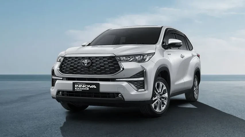 Parlak zeminde denize nazır park etmiş, modern ve şık tasarımlı, beyaz renkli Toyota Innova Zenix HYBRID EV, full-hybrid teknolojisinin ne olduğunu açıklayan bir yazıya güçlü bir görsel katkı sağlıyor.