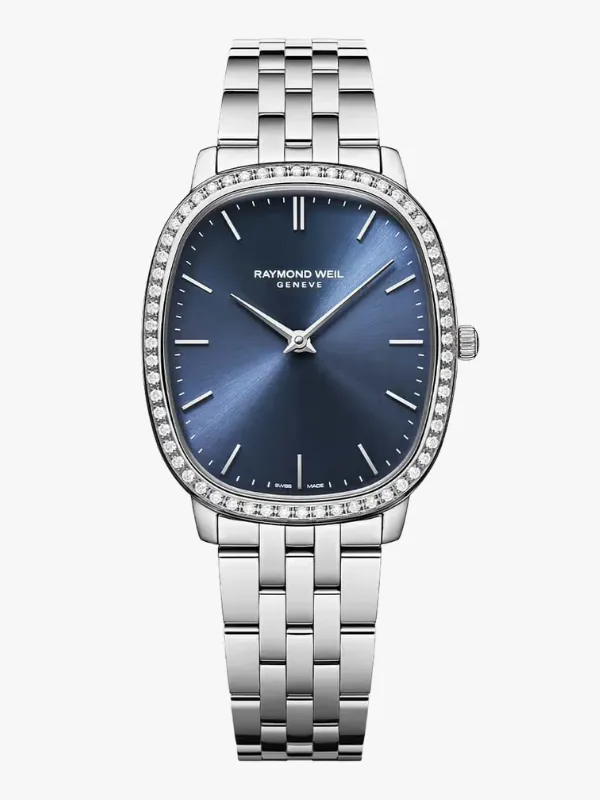 Gümüş renkli metal kordonlu, oval kasa formunda, lacivert güneş ışını desenli kadranı ve pırlanta taşlarla süslü bezeliyle öne çıkan bu Raymond Weil Geneve kadın saati, özel günler ve gelinler için zarif bir seçim.