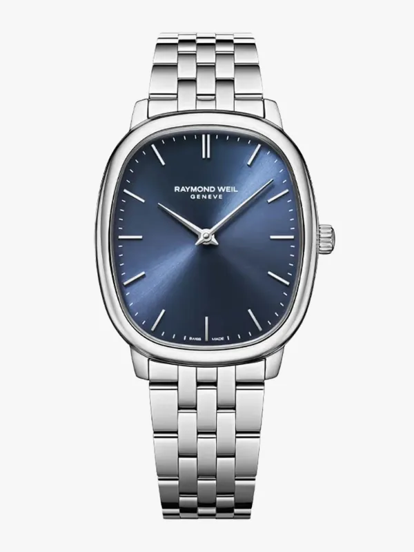 Gümüş renkli metal kordonu ve oval kasasıyla zarif bir görünüm sunan Raymond Weil Geneve saatin lacivert güneş ışını kadranı, evlilik törenlerinde veya özel anlarda kullanılabilecek şık bir aksesuar olarak dikkat çekiyor.