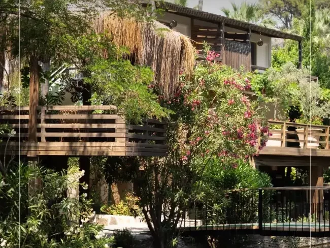 Datça rehberi bağlamında, doğal dokusunu koruyan Golden Key Bördübet'in dere ile buluştuğu yemyeşil alanda, pembe çiçeklerle süslü ağaçlar arasına konumlanmış, ahşap balkonlu ve hasır detaylı otel binaları sakin bir kaçamak vadediyor.