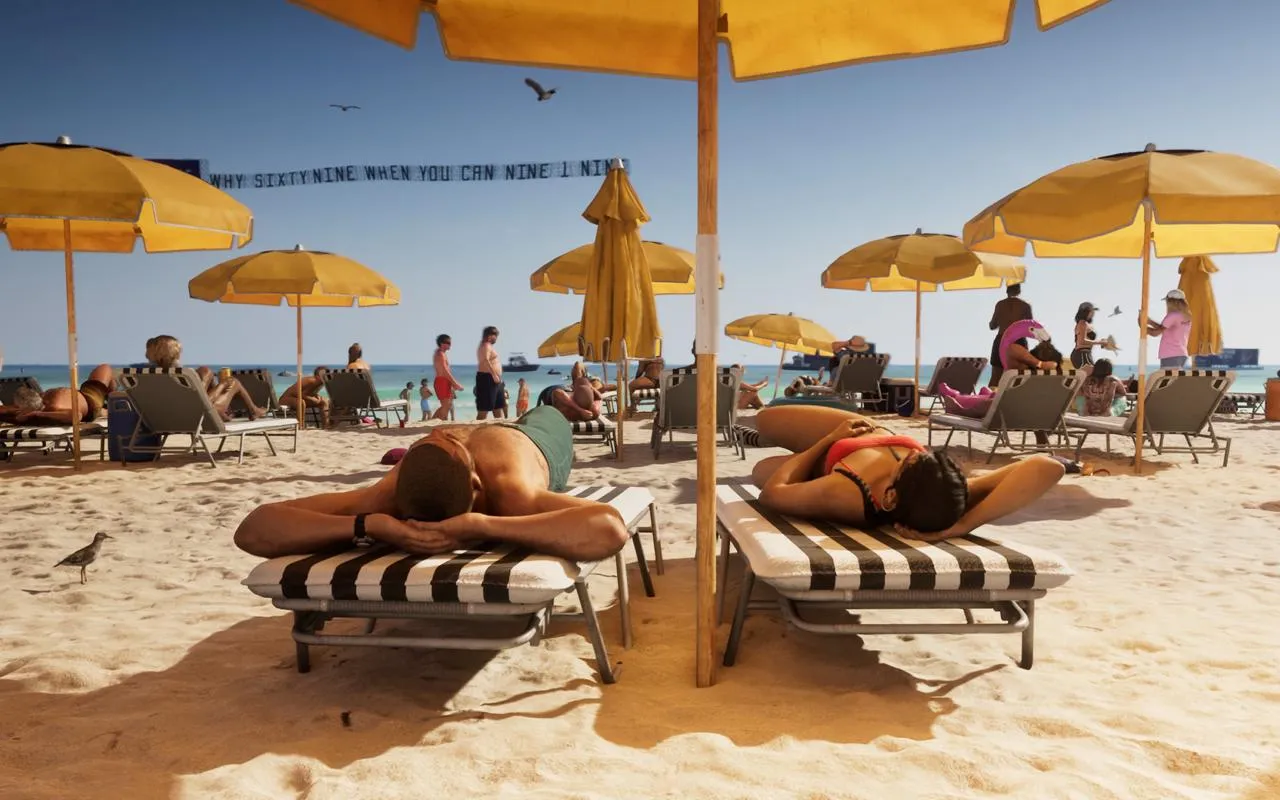 GTA 6'nın görsel gücünü sergileyen bu canlı Vice City plaj sahnesinde, güneşlenen kalabalığın arasında ana karakterler Jason ve Lucia şezlonglarda dinlenirken, gökyüzünde GTA evrenine özgü esprili bir mesaj taşıyan uçak pankartı dikkat çekiyor.