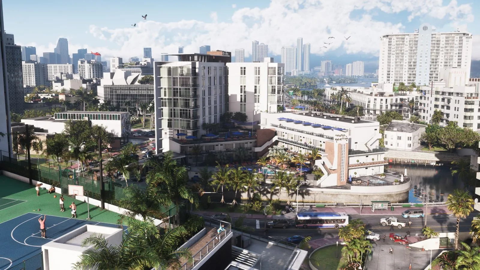 Gta6 hakkında bilinenler ışığında, palmiye ağaçlarıyla dolu, modern gökdelenler, lüks oteller ve kalabalık bir basketbol sahasının yer aldığı, denize kıyısı olan bir şehrin canlı ve detaylı genel görünümü sergilenirken, arkada uzanan şehir silüeti ve hareketli yollar bu geniş dünyanın zenginliğini vurguluyor.
