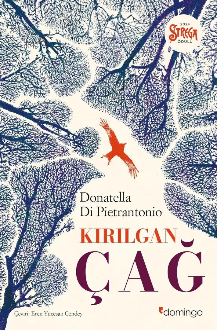 Donatella Di Pietrantonio'nun haftanın kitap önerisi Kırılgan Çağ adlı eserinin kapağında, açık renkli bir gökyüzü fonunda aşağıdan yukarıya doğru görünen, detaylı ve mor-mavi tonlarda dallara sahip ağaçların arasında, kanatlarını açmış turuncu bir kuş yukarıya doğru süzülüyor ve kapağın sağ üst köşesinde 2024 Strega Ödülü ibaresi bulunuyor.