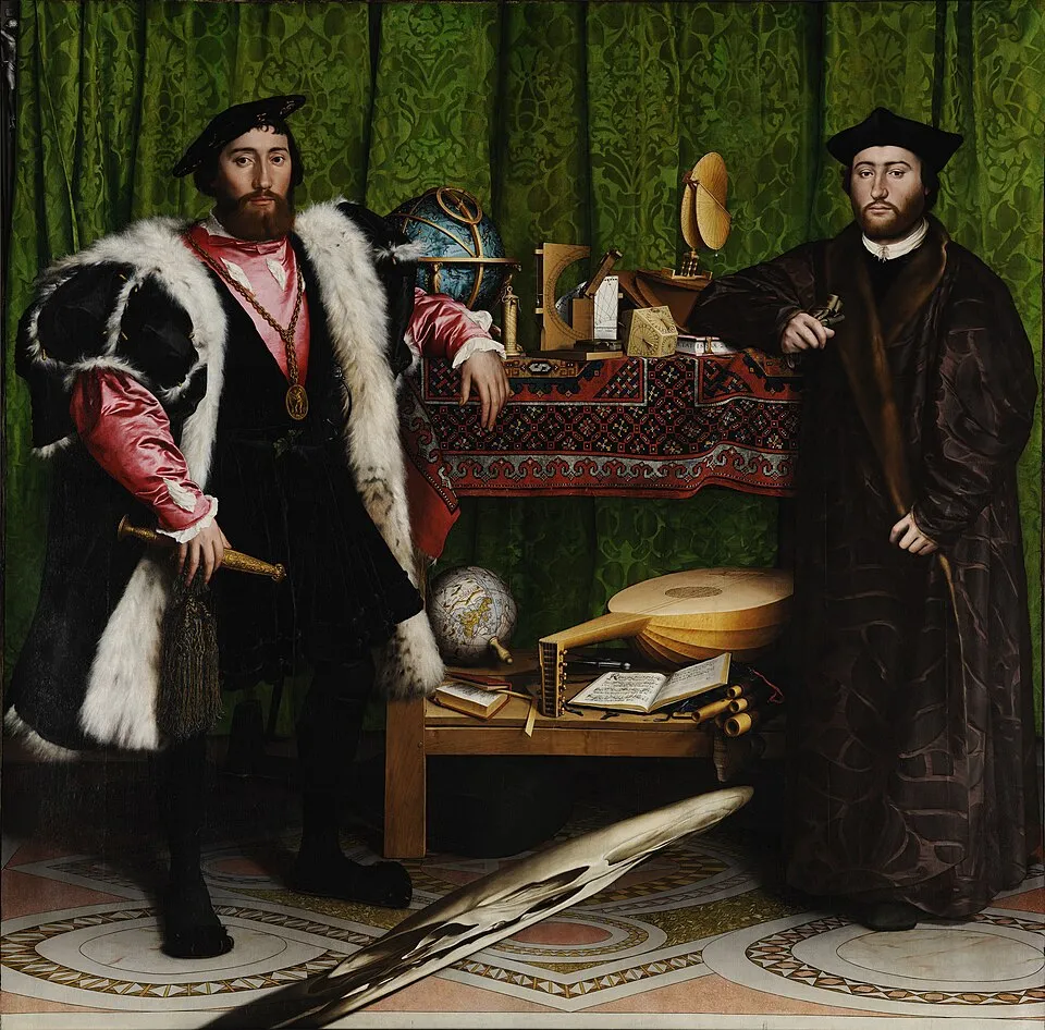 Hans Holbein'in ünlü Elçiler tablosunda, zengin giyimli bir diplomat ile daha sade kıyafetli bir din adamı, coğrafi ve bilimsel enstrümanlarla dolu bir masanın iki yanında dururken, kompozisyonun derinlik algısını zorlayan anamorfik bir kafatası figürü zeminde yer alıyor.