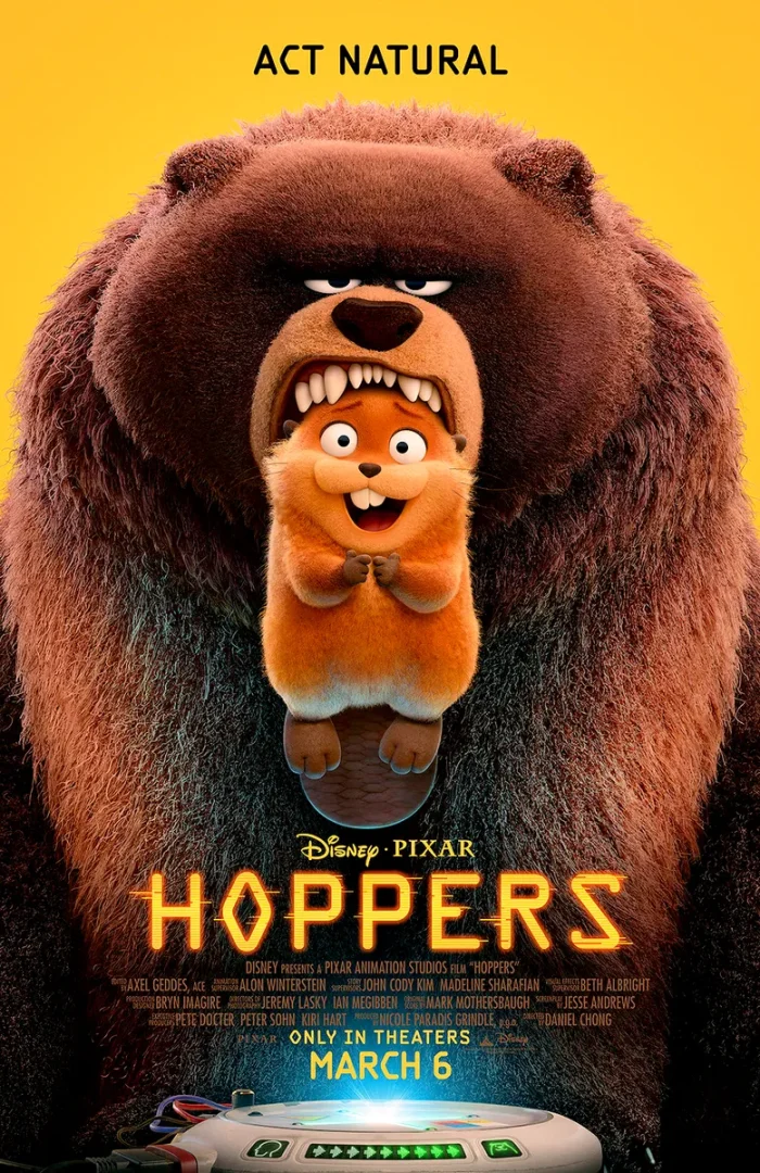 Disney Pixar'ın önerilen animasyon filmlerinden Hoplayanlar Hoppers'ın posteri, sarı bir zemin üzerinde, sinirli dev bir ayının açık ağzında, şaşkın ama sevimli turuncu bir kemirgeni, üstte ACT NATURAL yazısıyla komik bir şekilde sergiliyor.