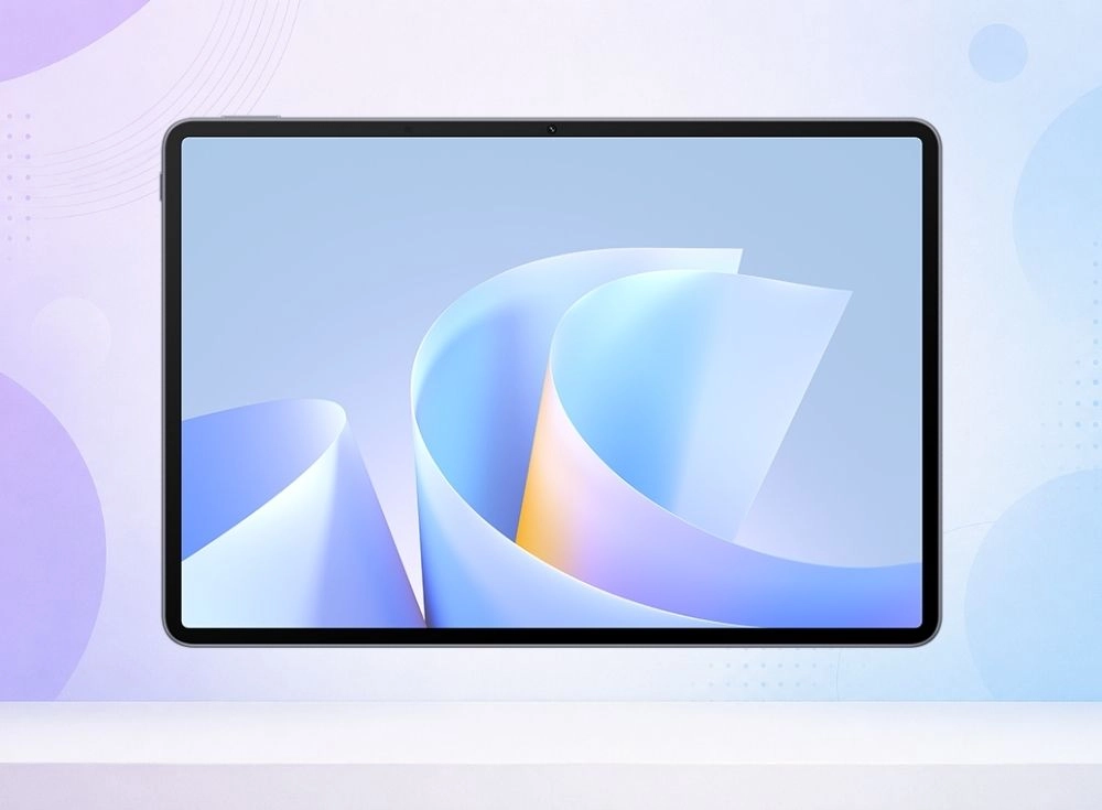 Siyah çerçeveli, köşeleri yuvarlatılmış bir Huawei Mate Pad S tablet, üst kenarında ön kamerasının göründüğü 11.5 inç ekranında, açık mavi, mor ve turuncu tonlarında dalgalı soyut bir duvar kağıdı sergiliyor; cihaz beyaz bir platform üzerinde dururken arka planda mor ve mavi geçişli, noktalı bir gradyan dikkat çekiyor.