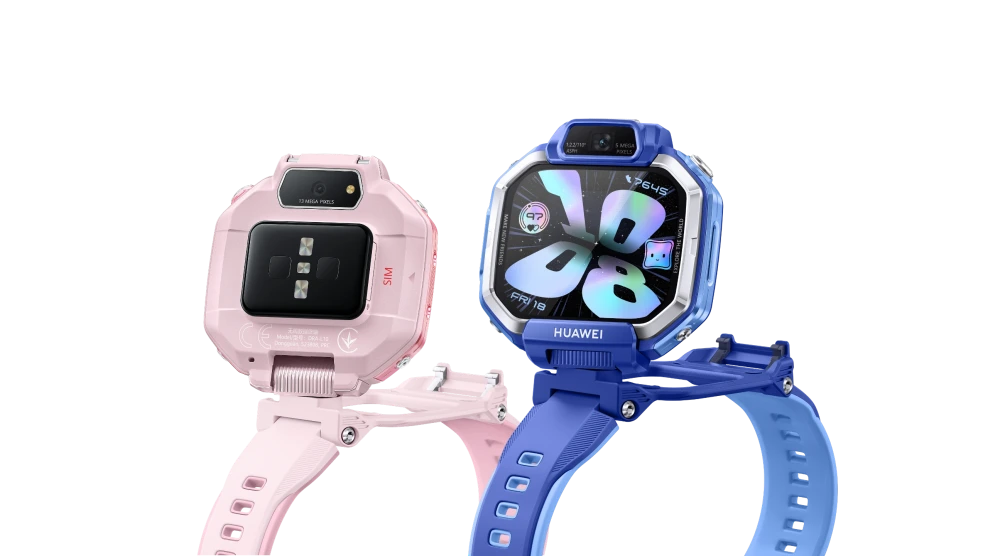 Pembe Huawei Watch Kids X1 modelinin 1.3 megapiksel arka kamerası ve SIM kart yuvası açıkça görünürken, mavi renkli aynı akıllı çocuk saatinin dinamik ekranı, ön 5 megapiksel kamerası ve Huawei logosu belirgin bir şekilde öne çıkıyor.