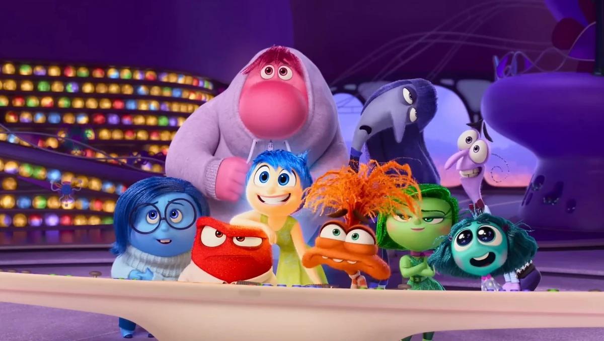 Neşe, Üzüntü, Öfke, Korku ve Tiksinti başta olmak üzere Inside Out animasyon filminden renkli ana karakterler ile Bing Bong ve Jangles the Clown, arkalarında parlayan anı kürelerinin sıralandığı mor Kontrol Merkezi'nde bir platformda toplanmış, Neşe'nin parlak gülümsemesiyle ortama neşe saçıyor.
