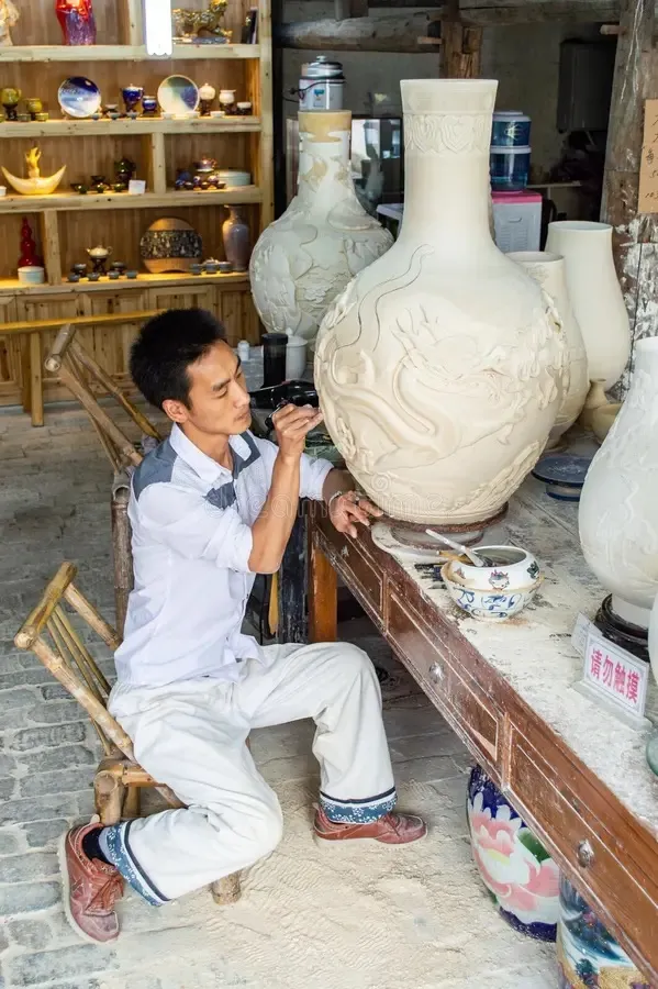 Çin'in porselen başkenti Jingdezhen'de, geleneksel bir atölyede alçak bir taburede oturan usta, çevresindeki tozlu ortamda büyük bir porselen vazonun üzerine ejderha kabartmaları işlerken, yüzyıllardır süregelen titiz porselen üretim kültürünü gündelik hayatın bir parçası olarak gözler önüne seriyor.