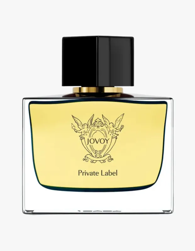 Şeffaf cam şişesindeki altın sarısı Jovoy Private Label parfümü, siyah kare kapağı, kapak altındaki altın bandı ve üzerinde kanatlı figürlerin yer aldığı zarif logosuyla beyaz zeminde şık bir şekilde duruyor.