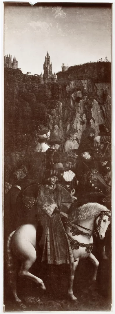 Jan van Eyck'ın kayıp eserlerinden Adil Yargıçlar paneline ait dikey, sepya tonlu bir fotoğraf; önde beyaz at üzerinde asil bir figürün önderliğindeki kalabalık yargıçlar grubunu, uzaklarda yükselen gotik kuleli bir şehrin dramatik manzarası önünde resmediyor.