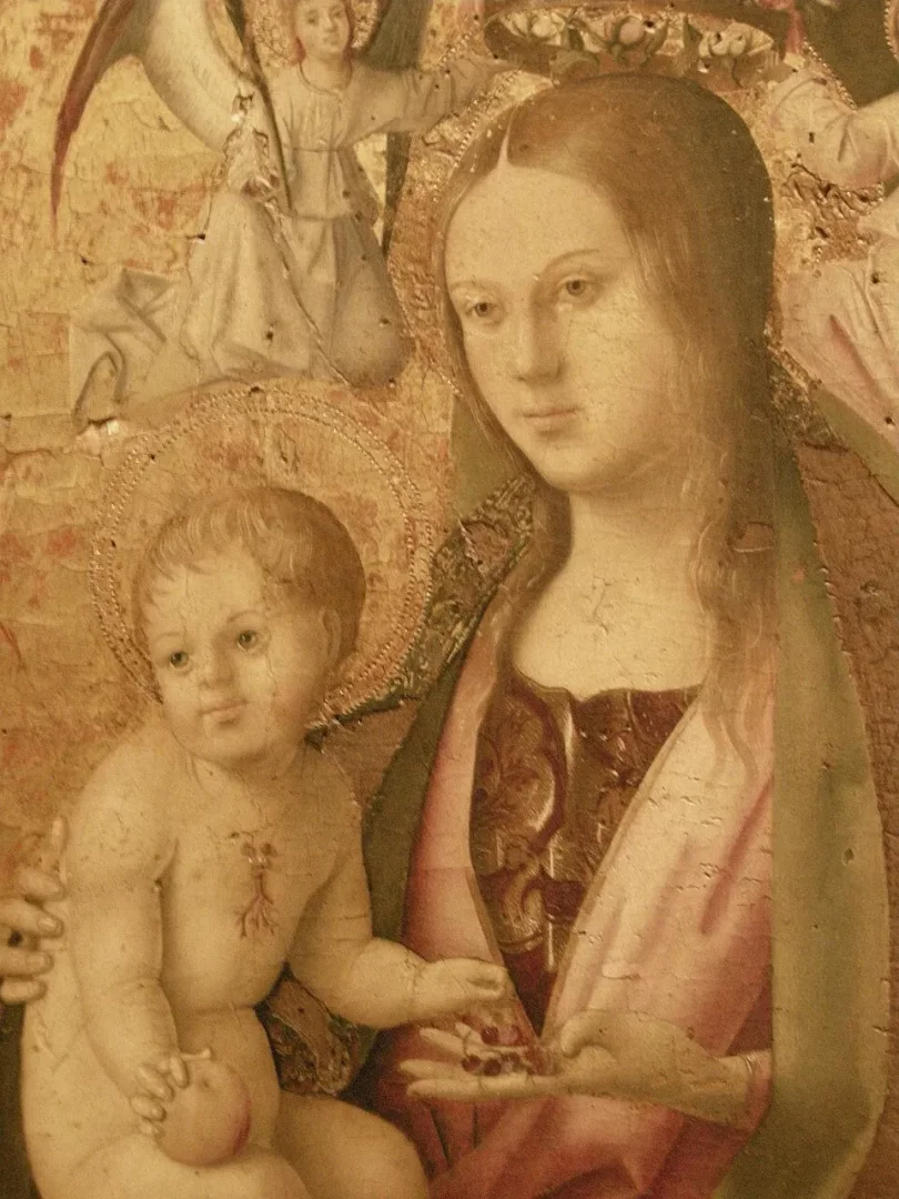 San Gregorio Poliptiki'nin önemli bir parçası olduğu belirtilen bu kayıp eserde, sol avucunda küçük kırmızı meyveler tutan Bakire Meryem, sağ elinde bir elma tutan ve sol eliyle annesine uzanan Bebek İsa ile resmedilmiş; sol üst köşede diz çökmüş bir melek de kompozisyonda yer alıyor.