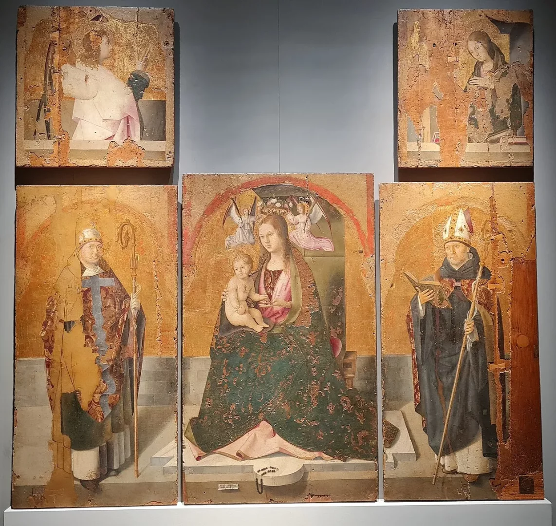 San Gregorio Poliptiki'nin beş ana panelini gösteren bu kayıp eserler, ortada Meryem Ana ve çocuk İsa'yı, yanlarda azizleri ve üst kısımlarda diğer figürleri barındıran, yıpranmış ve altın tonlarında zengin bir ortaçağ tablosu koleksiyonudur.