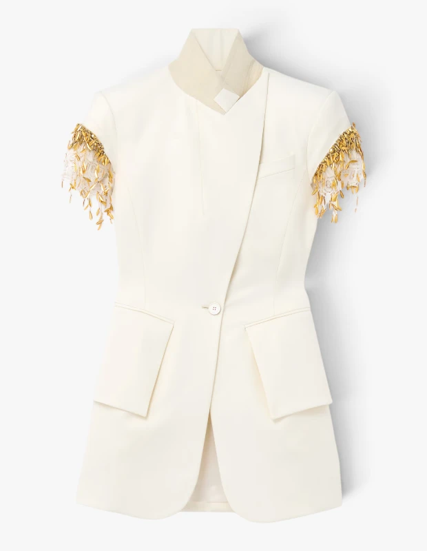 Marka Adı: McQueen
Ürün Adı: McQueen Kadın Ekru Yün Ceket
Ürün Cinsiyeti: Kadın
Ürün Tipi: Ceket
Ürün Sezonsallığı: Sonbahar/Kış
Ürün Çeşidi: Blazer Ceket
Ürün Özellikleri: Ekru rengindeki bu McQueen yün ceket, kısa kollu ve dik yakalı, modern ve güçlü bir silüet sunar. Tek düğmeli asimetrik ön kapatmaya sahip olup, ön kısmında iki adet kapaklı cebi bulunur. En çarpıcı özelliği ise omuzlarda yer alan, altın rengi, yaprak formundaki pullarla işlenmiş, dramatik ve heykelsi saçak detaylarıdır. Yün materyali ile soğuk havalarda sıcaklık sunarken, özgün tasarımıyla dikkat çeker.
Öne Çıkan Detaylar:
- Dramatik ve heykelsi, işlemeli omuz detayları
- Altın rengi yaprak formunda pul ve boncuk saçaklarla zenginleştirilmiş kısa kollar
- Modern ve şık bir görünüm sunan asimetrik tek düğmeli ön kapatma
Kimler Kullanıyor?: Güçlü ve sofistike bir stil ifadesi arayan, moda trendlerini yakından takip eden ve gardırobuna sanatsal dokunuşlar katmaktan çekinmeyenler için idealdir. Özgün tasarımları ve lüks detayları günlük şıklığına yansıtmak isteyen, etkinliklerde veya özel davetlerde tüm dikkatleri üzerine çekmek isteyen bireyler bu parçayı tercih edebilir.
